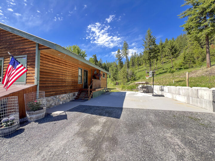 Property Photo:  1188 Randall Rd  WA 99114 