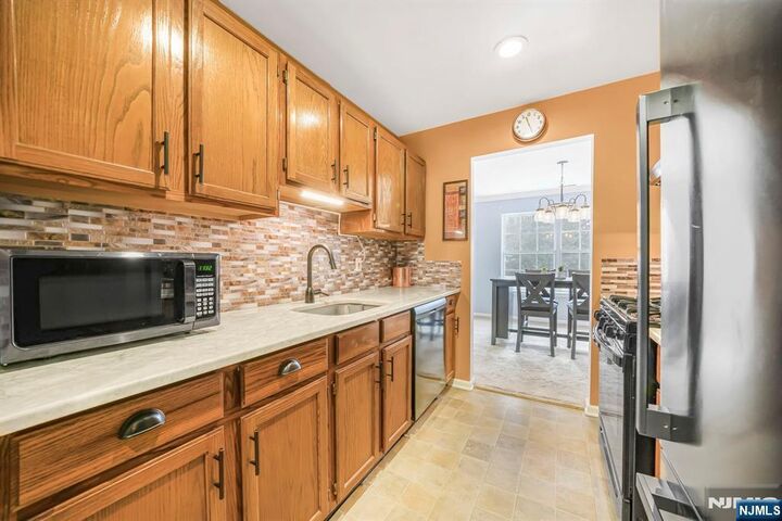 Property Photo:  4-2 Vernon Court  NJ 07463 