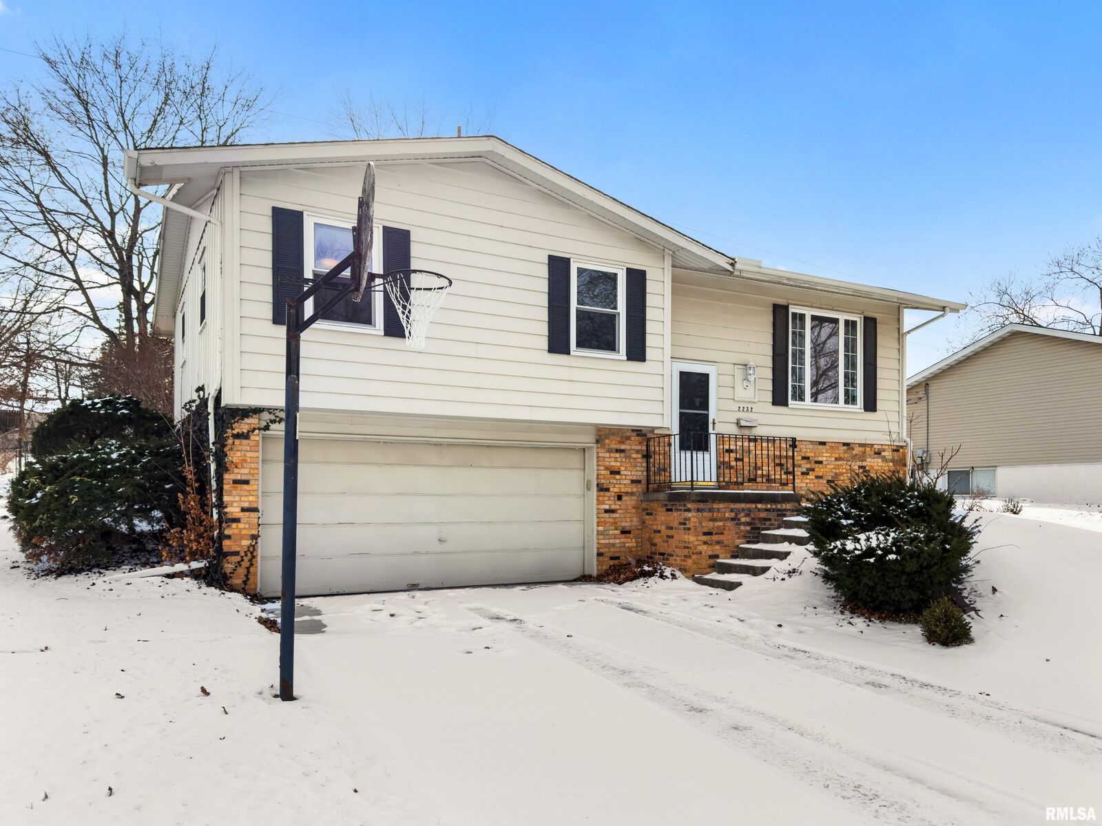 Property Photo: 2232 W Warwick Drive IL 61614