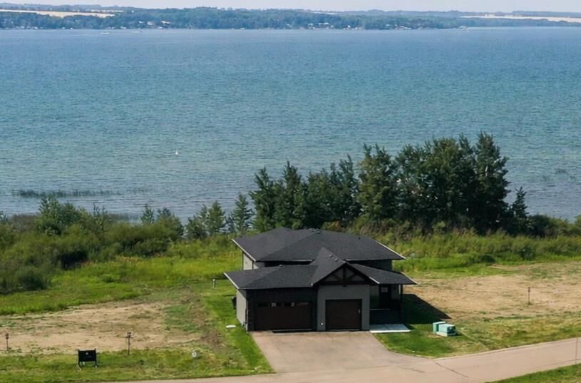 Property Photo: 10 Twin Rose Court AB T4S 1R8