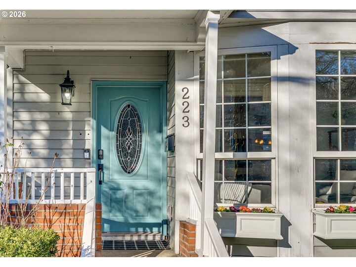 Property Photo:  223 S Whitaker St  OR 97239 