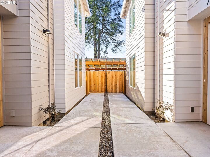 Property Photo:  7456 SE Tolman St  OR 97206 