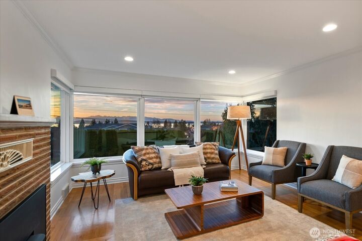 Property Photo:  910  9th Avenue N  WA 98020 