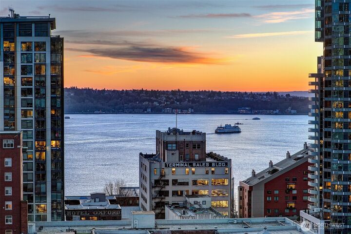 Property Photo: 1920 4th Avenue 2104 WA 98101