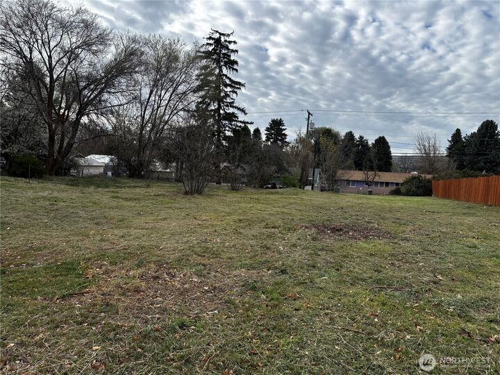 Property Photo:  1106 E 2nd Avenue  WA 98926 