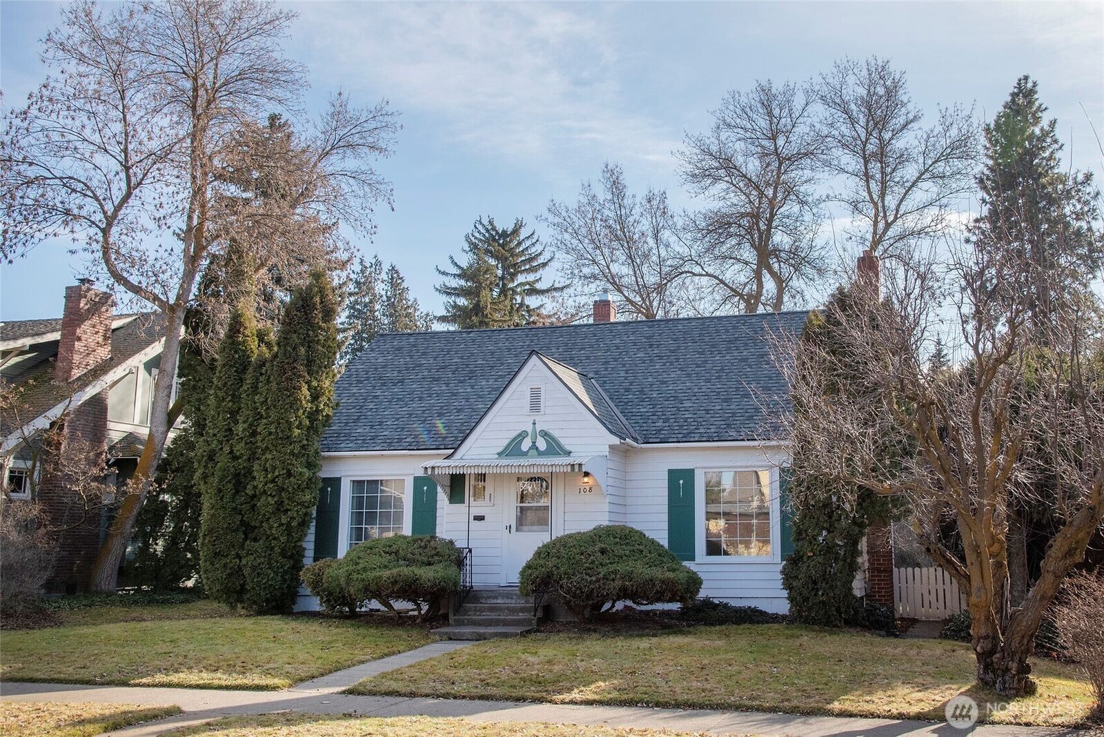 Property Photo:  108 E 10th Avenue  WA 98926 