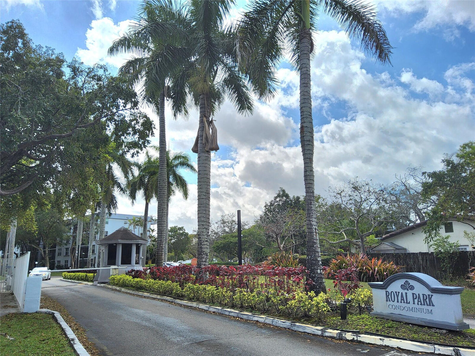 Property Photo:  112 Royal Park Drive 4F  FL 33309 