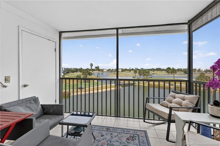 Property Photo:  40 NE Plantation Road 403  FL 34996 