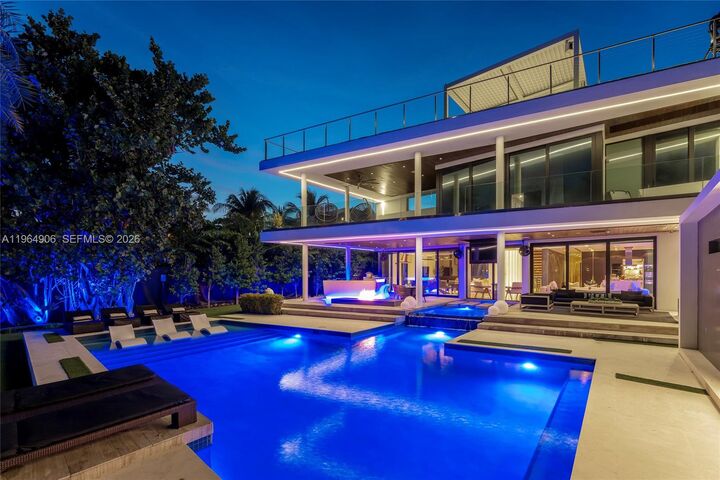 Property Photo: 528 Lakeview Ct FL 33140