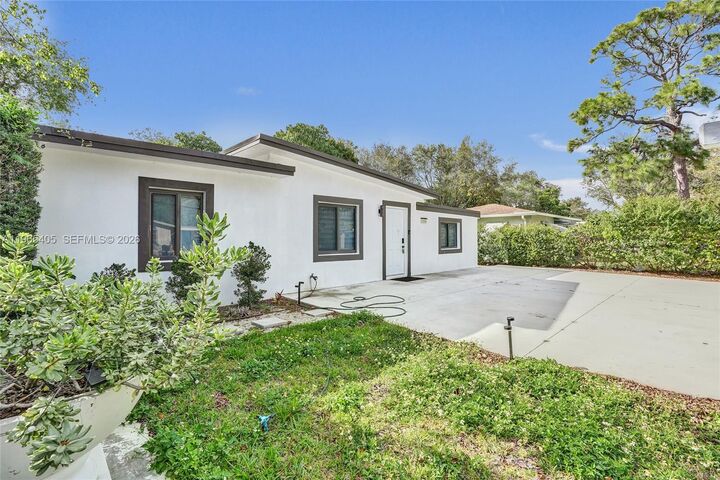 Property Photo: 13550 NW 5th Ave FL 33168