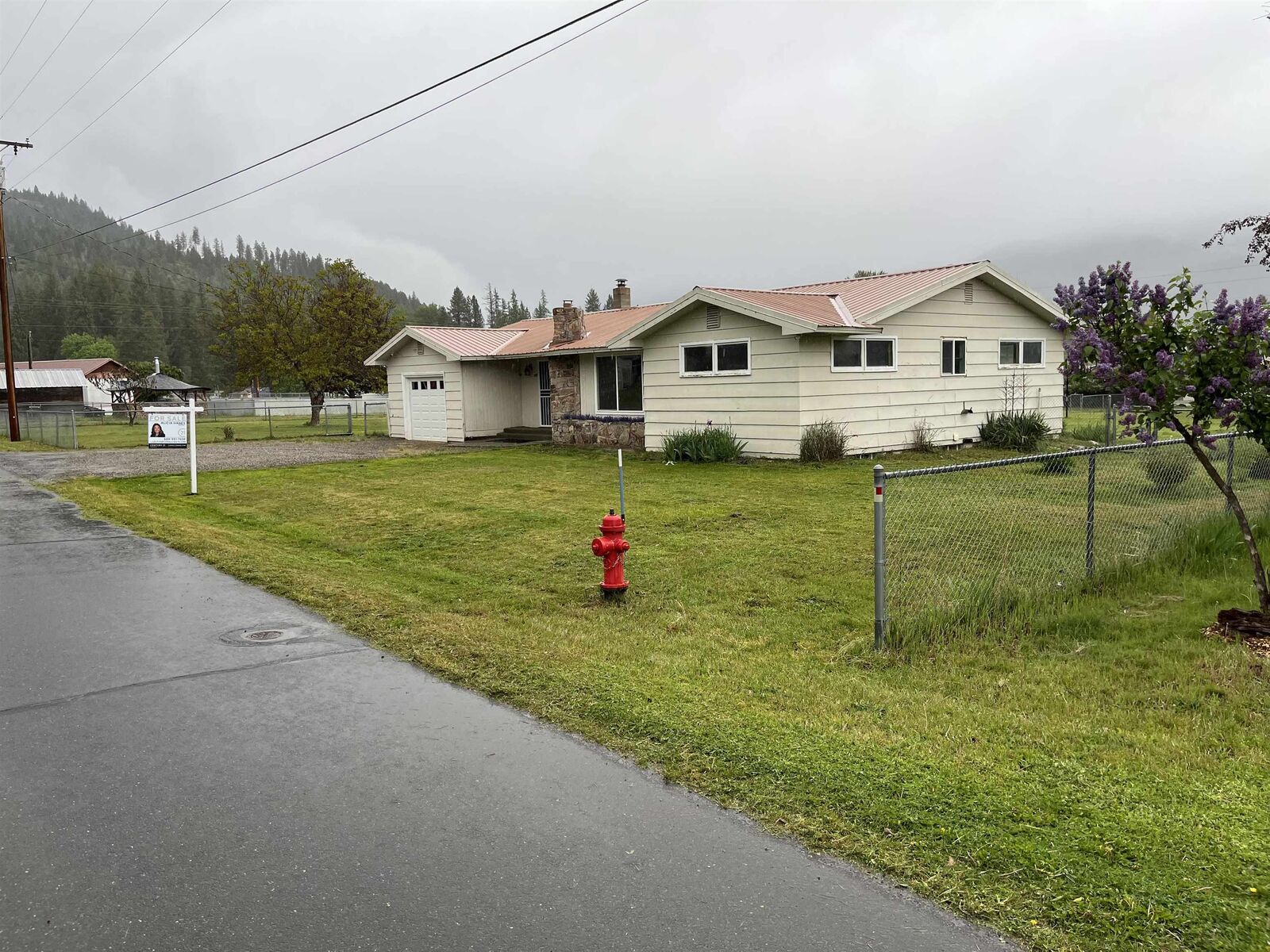 Property Photo:  105 S 7th Ave  WA 99139 