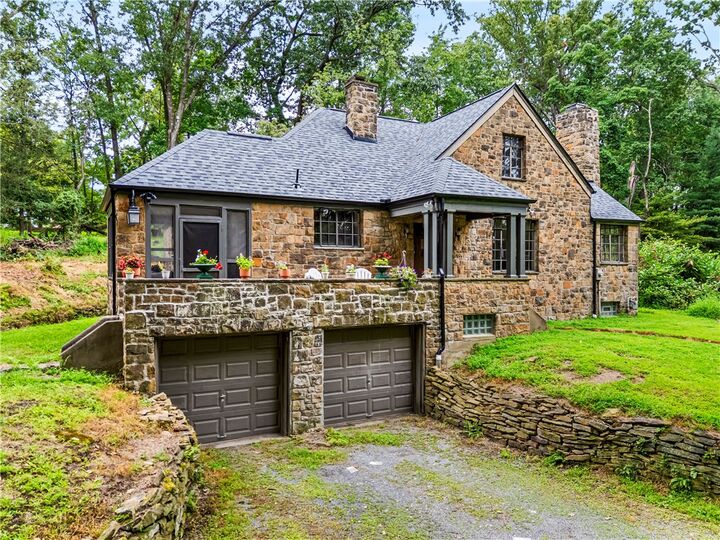 Property Photo:  2501 Oakwood Rd  PA 15116 