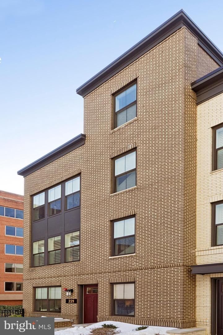 Property Photo:  221 Montgomery Street  VA 22314 