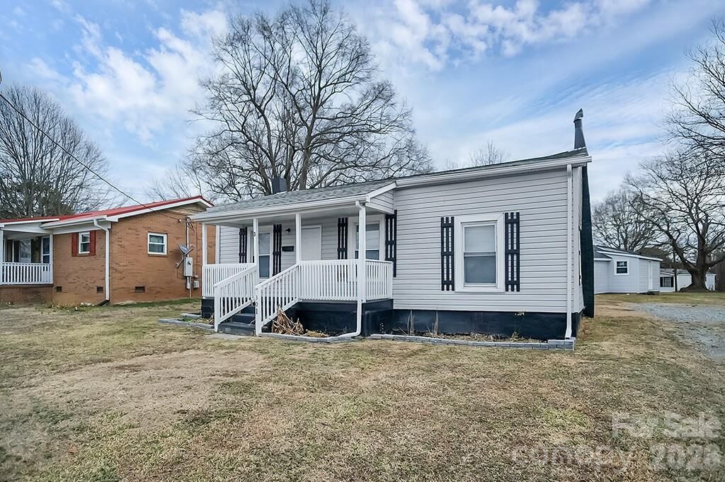 Property Photo: 301 Jc Dellinger Road NC 28021