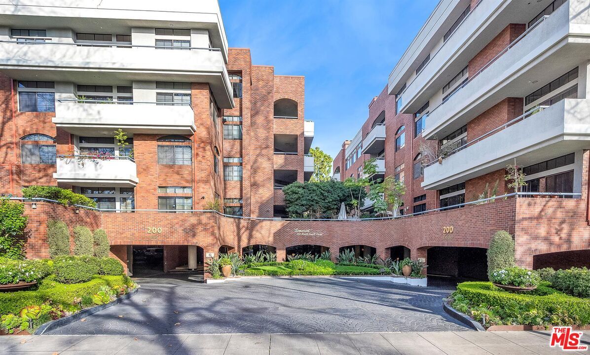 Property Photo: 200 N Swall Dr CA 90211