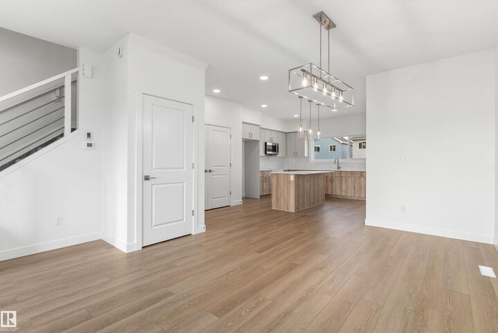 Property Photo:  1012 14 Avenue NW  AB T6T 2W8 