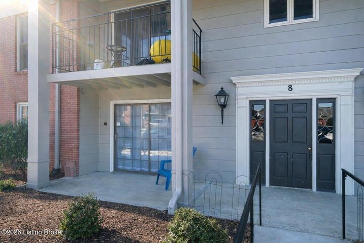 Property Photo:  8 Dupont Way Apt 1  KY 40207 