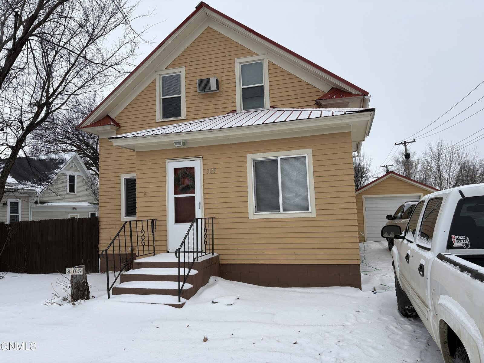 Property Photo: 305 1st Avenue N ND 58436