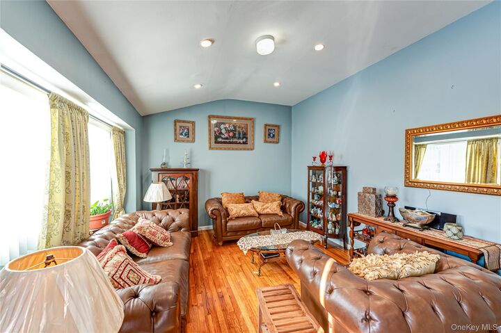Property Photo:  389 Beebe Court  NY 11703 