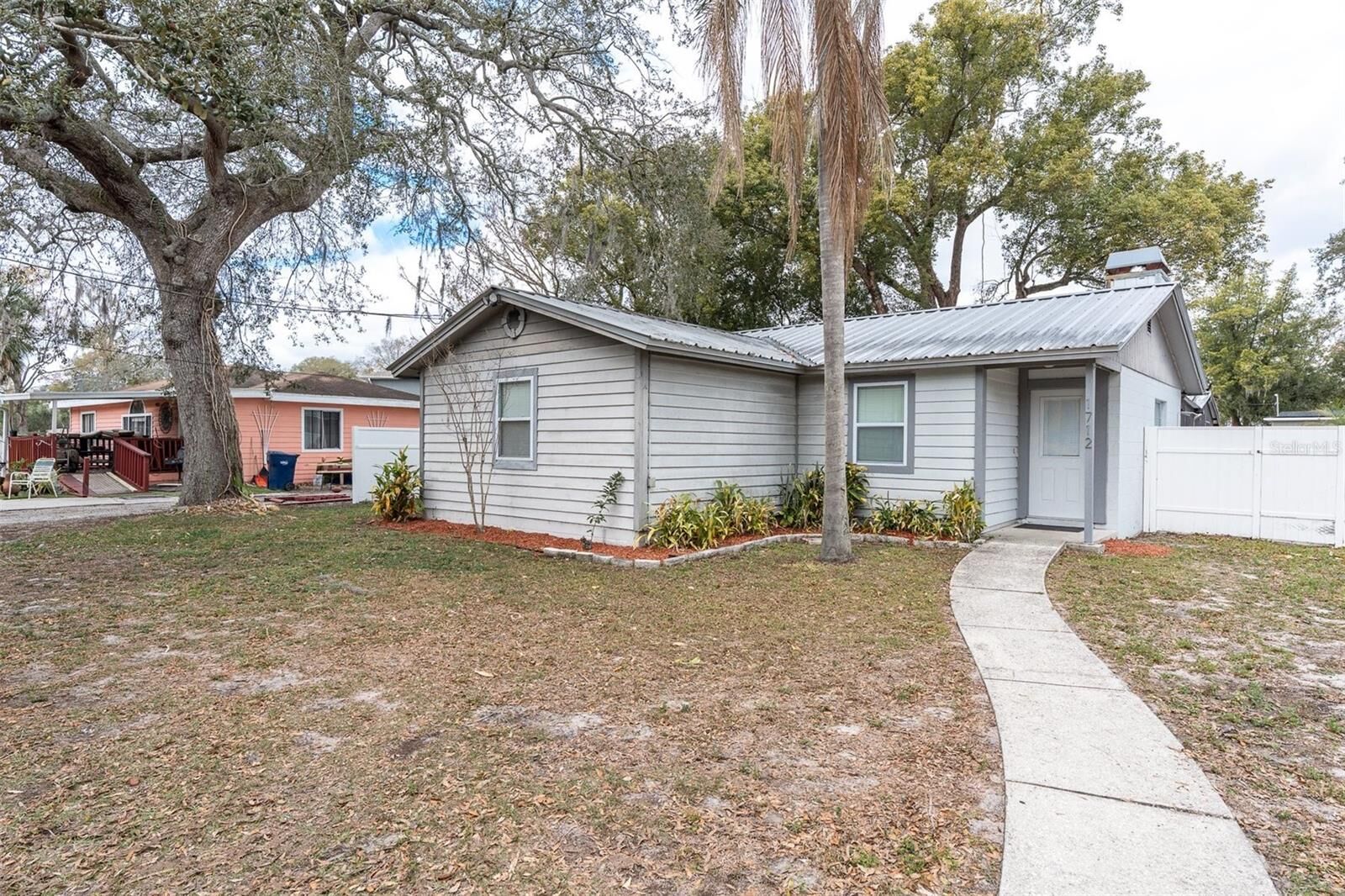 Property Photo:  1712 N Club Court  FL 33612 