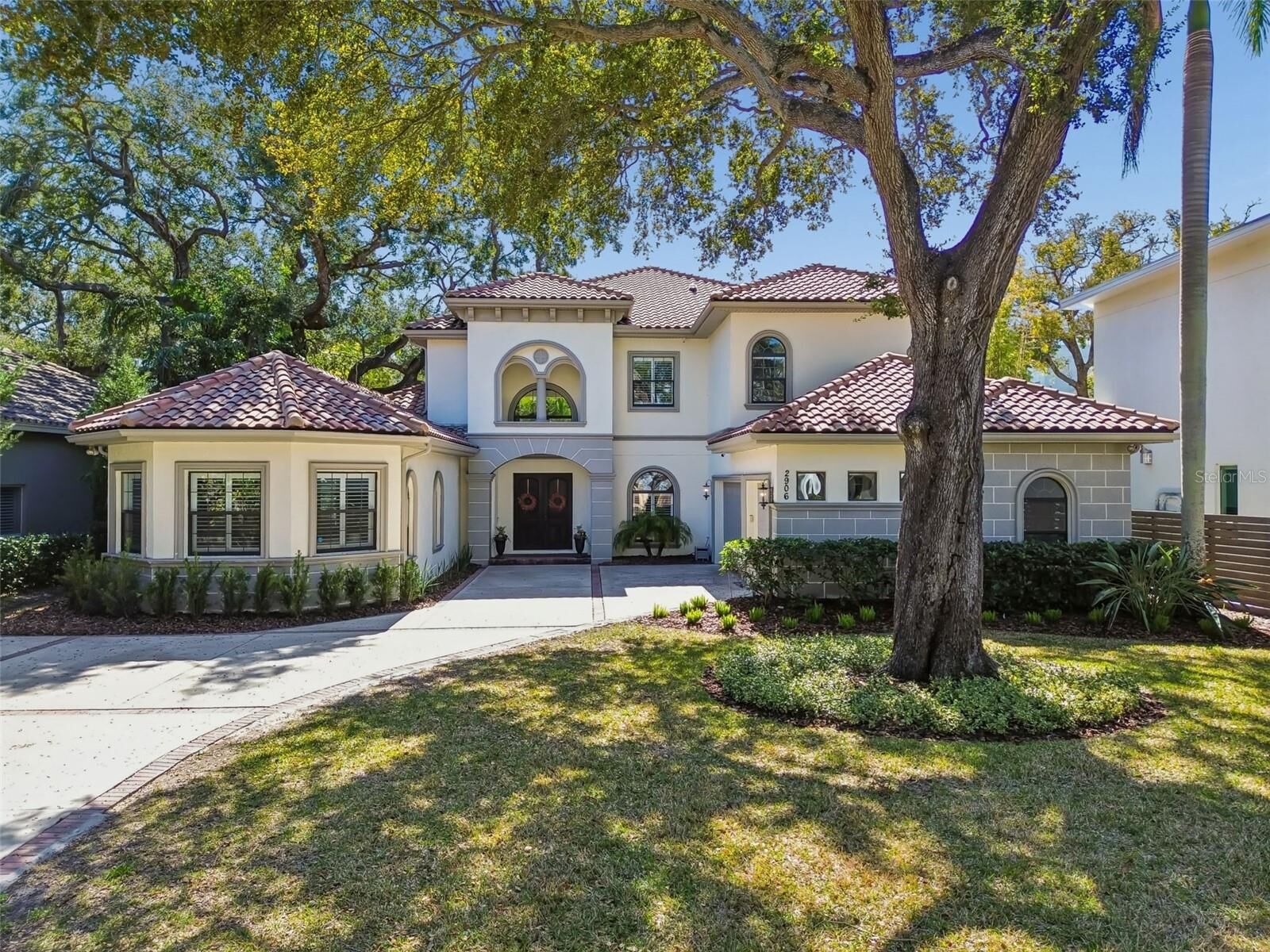 Property Photo:  2906 W Hawthorne Road  FL 33611 