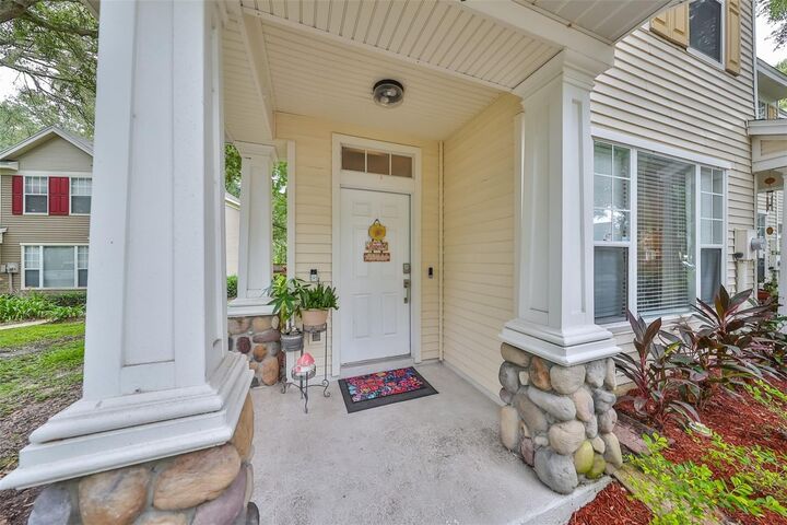 Property Photo: 2127 Golden Oak Lane FL 33594