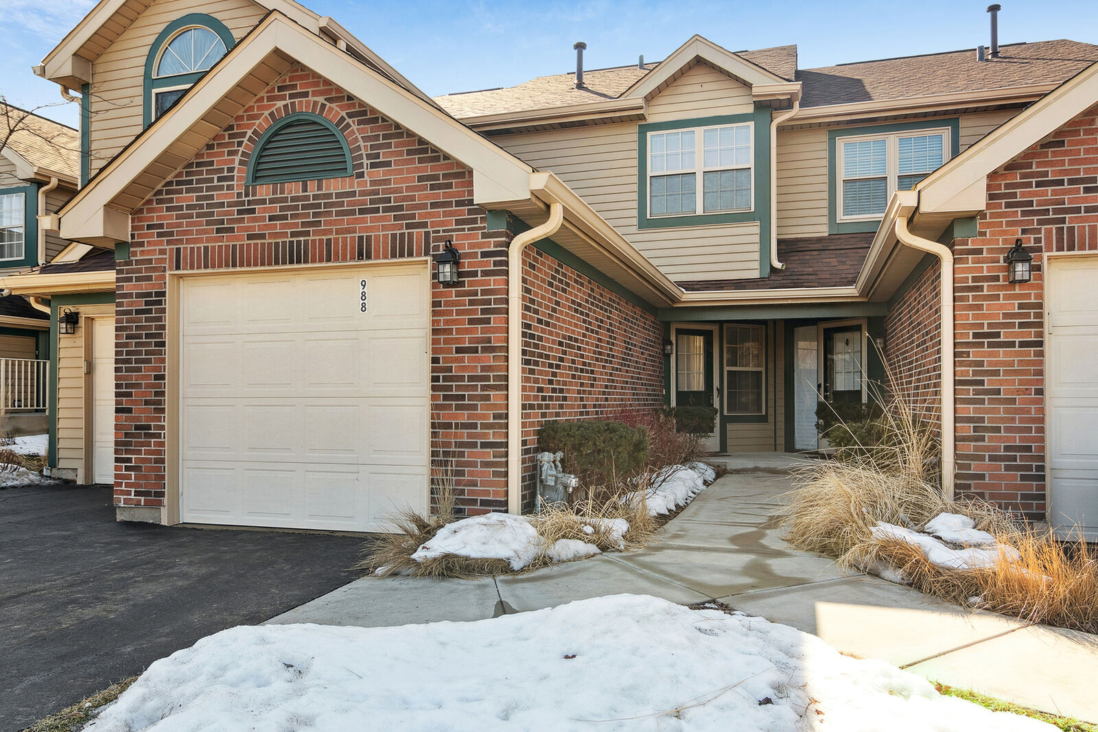 Property Photo:  988 Ridgefield Lane  IL 60090 