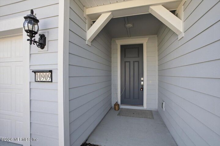 Property Photo:  10909 Town View Drive  FL 32256 