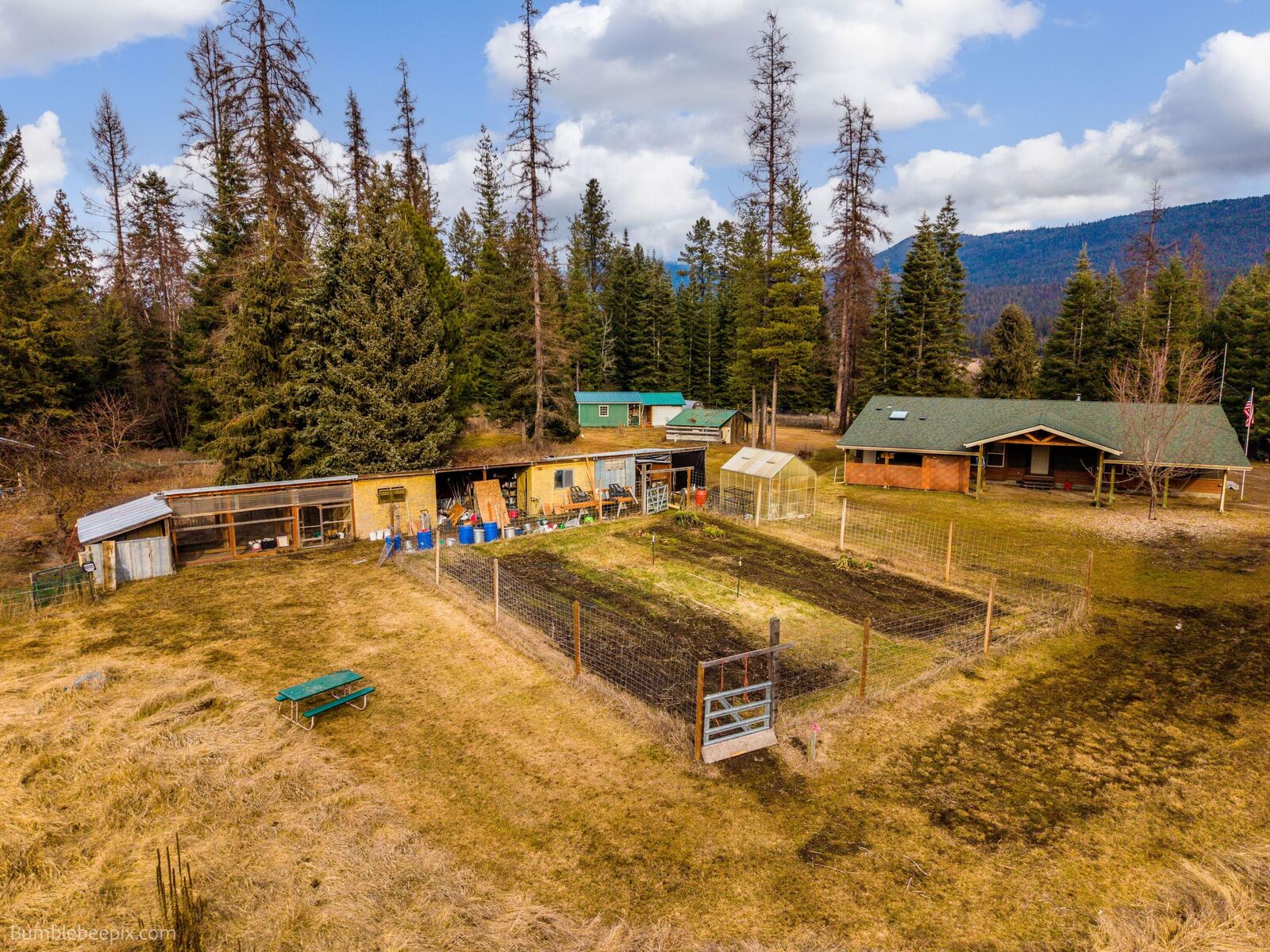 Property Photo: 263 Fourspots Rd WA 99119