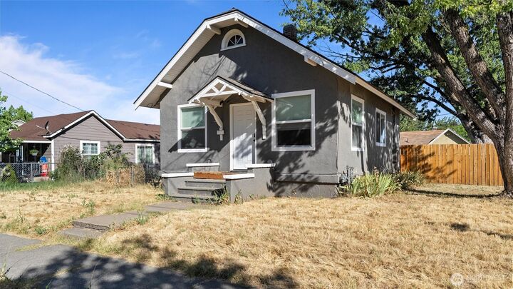 Property Photo:  902  Emma Street  WA 99362 