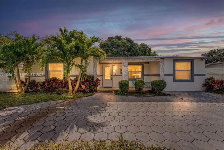 Property Photo:  860 NE 142nd St  FL 33161 