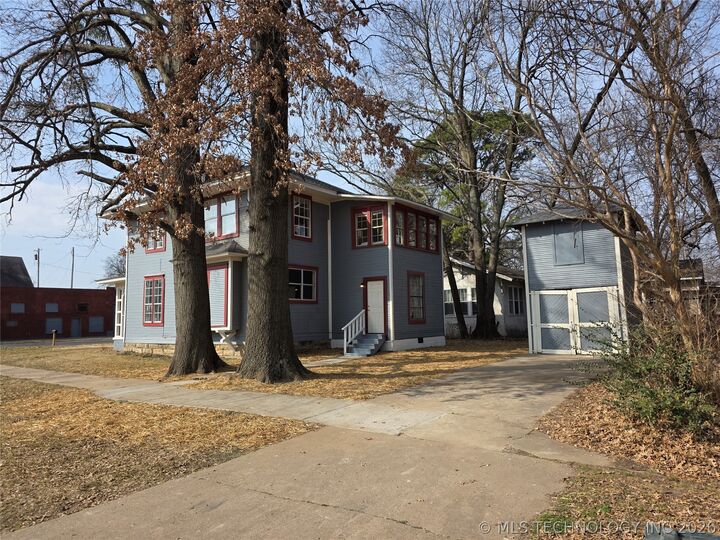Property Photo: 1602 W Broadway Street OK 74401