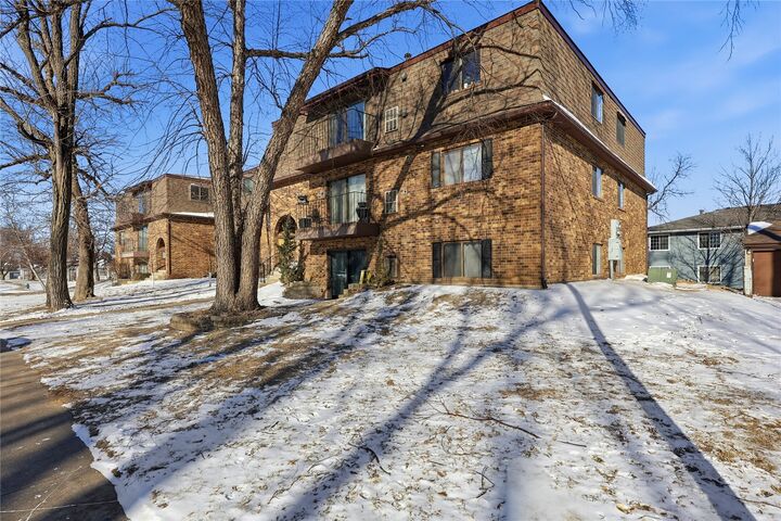 Property Photo:  1015 Woodland Heights Court SE 11  IA 52403 