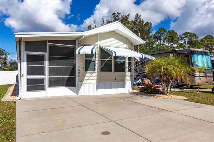 Property Photo: 1604 N Manatee Loop FL 33950