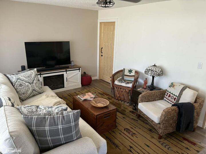 Property Photo:  117 W Van Weiss Boulevard  IA 52655 