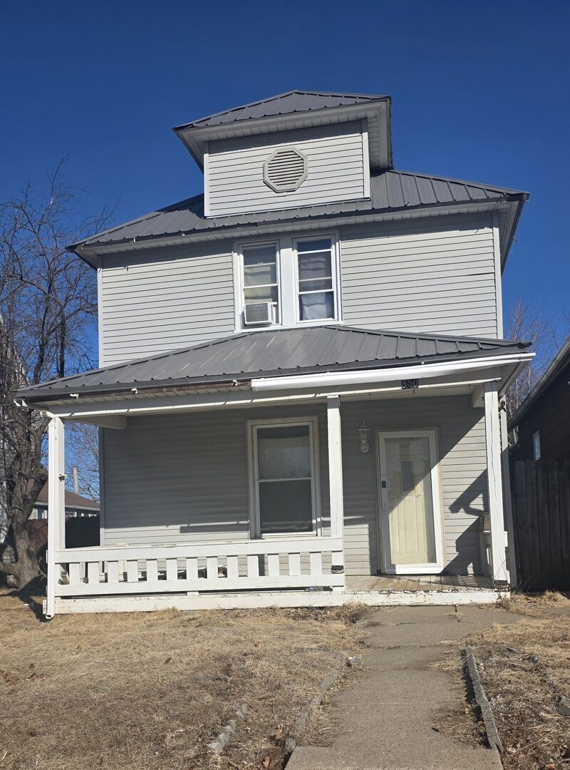 Property Photo:  850 11th Avenue S  IA 52732 