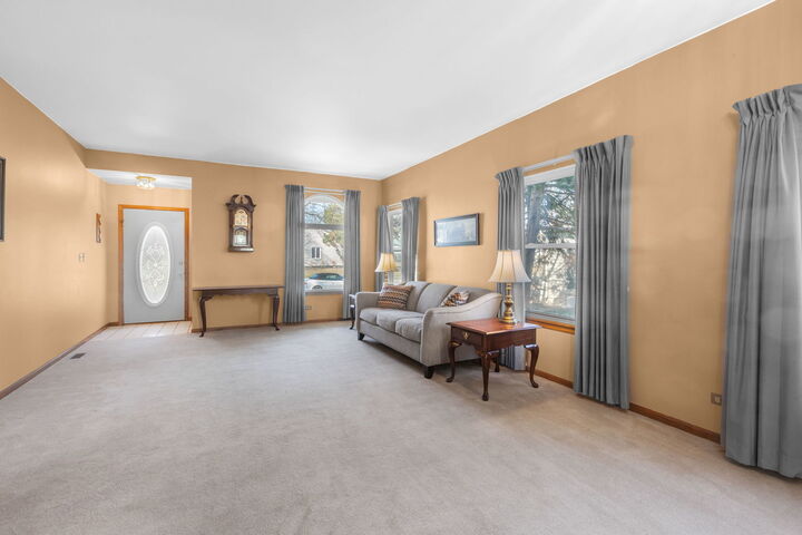 Property Photo: 648 Thunderbird Trail IL 60188