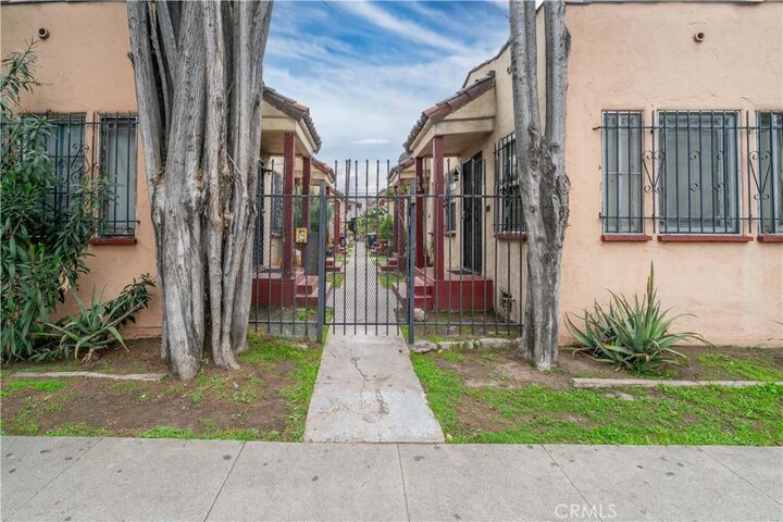 Property Photo:  2626 Idell Street  CA 90065 