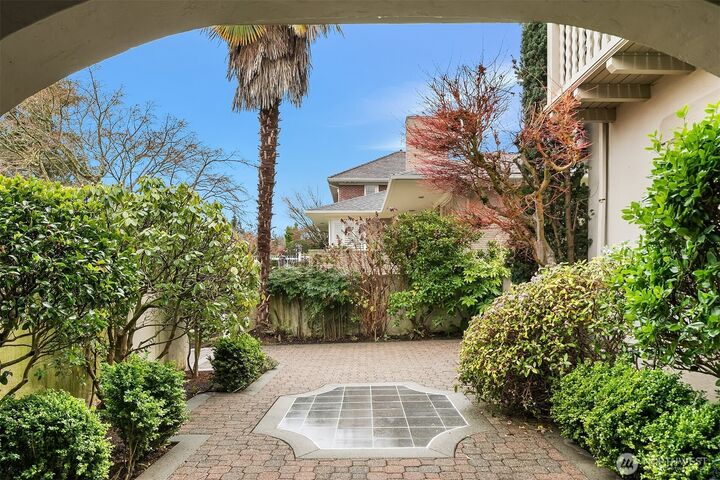 Property Photo:  1533  Shenandoah Drive E  WA 98112 