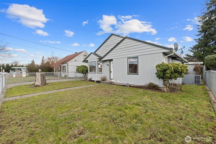 Property Photo:  1218  H Street  WA 98002 