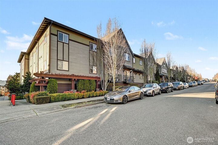 Property Photo:  1731  10th Ave  NE B205  WA 98029 