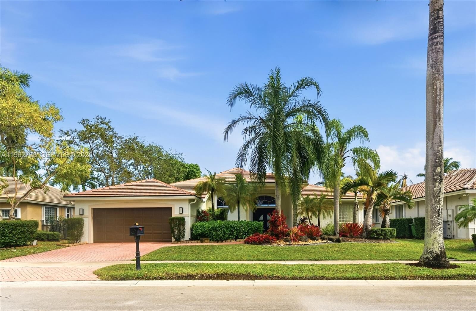 Property Photo:  2562 Eagle Run Ln  FL 33327 