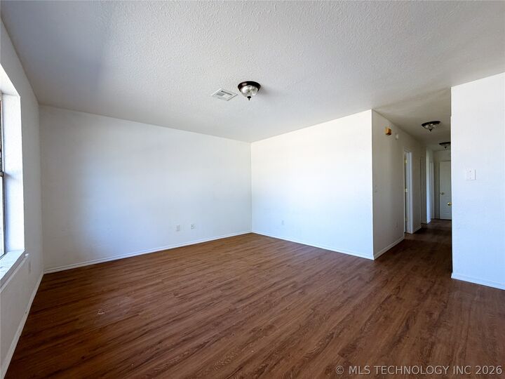 Property Photo: 422 E 24th Street OK 74447