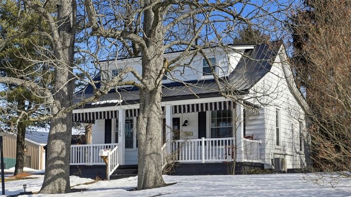 Property Photo: 1105 Linden St PA 15061