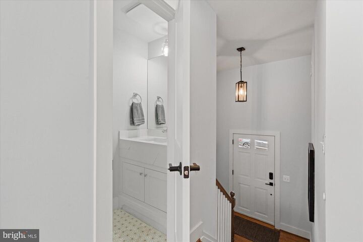 Property Photo: 222 Green Street VA 22314