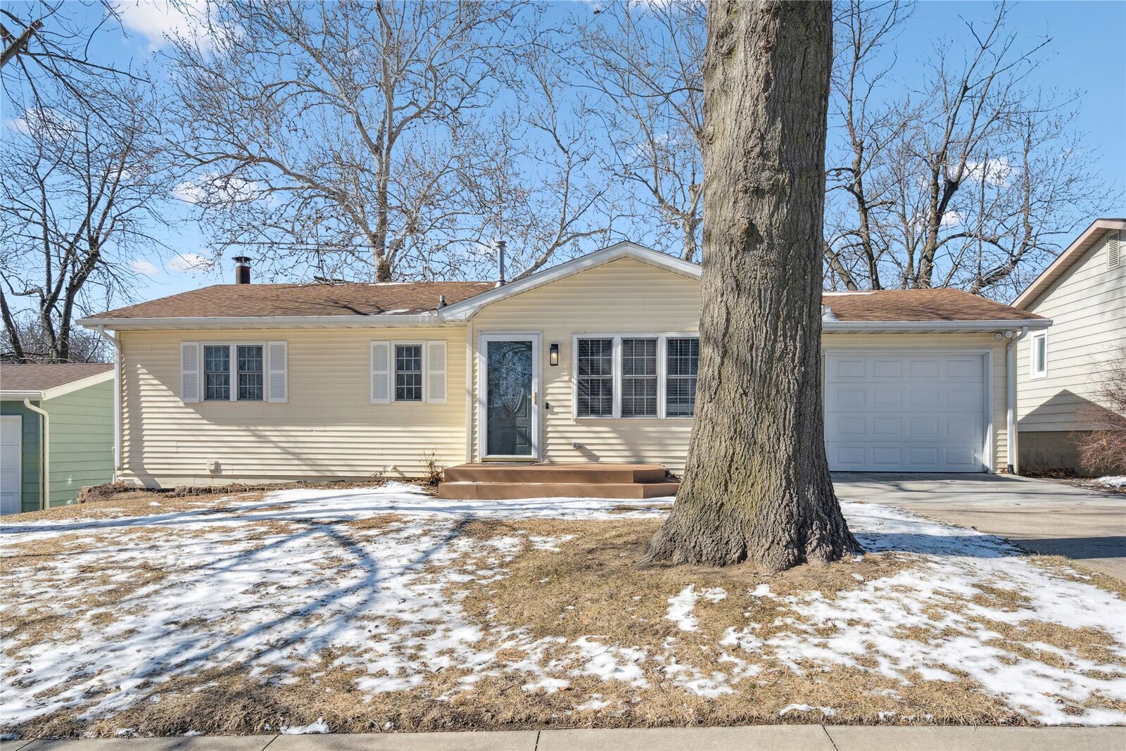 Property Photo:  409 Hazel Street  IA 50219 