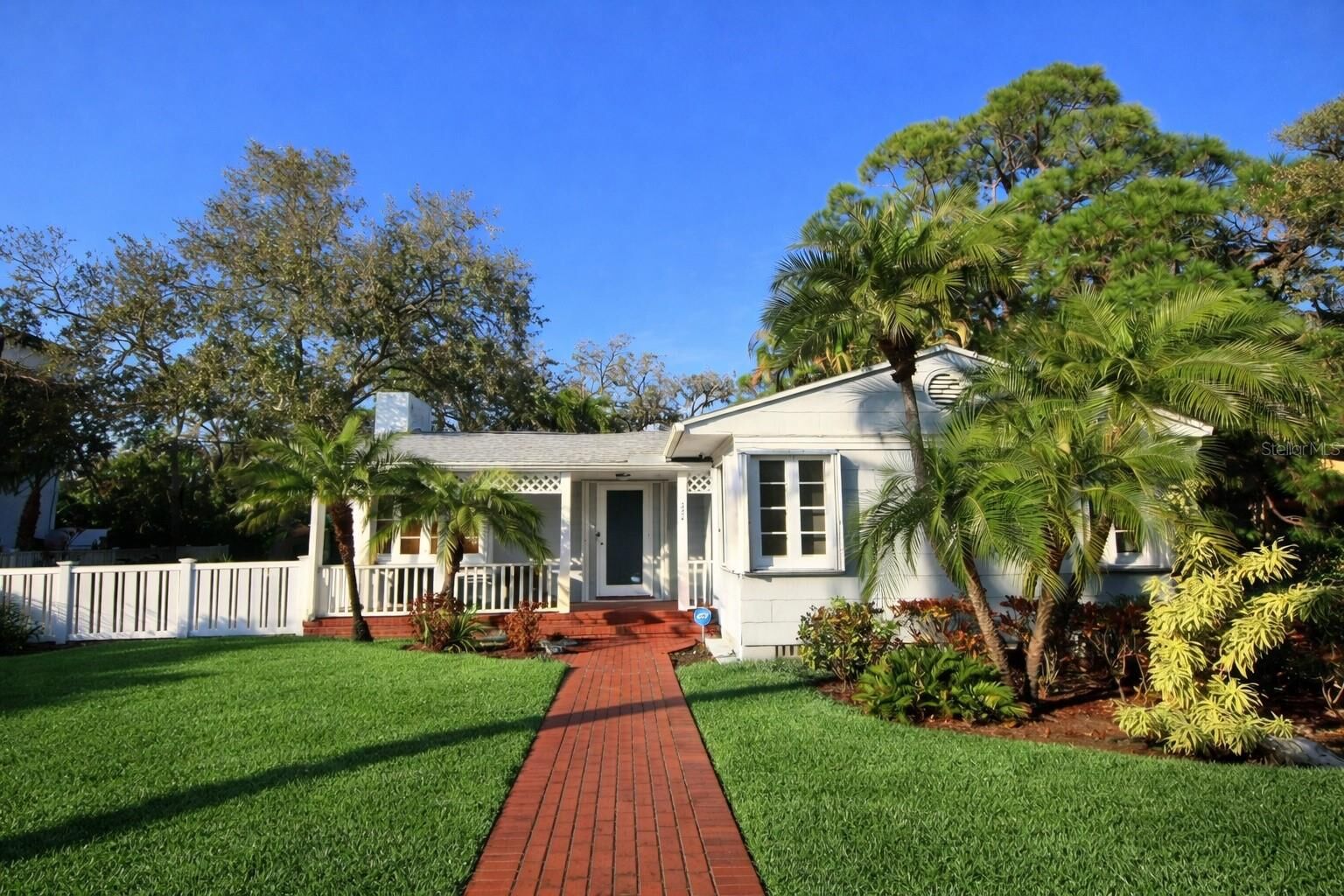 Property Photo:  220 Lyndhurst Street  FL 34698 