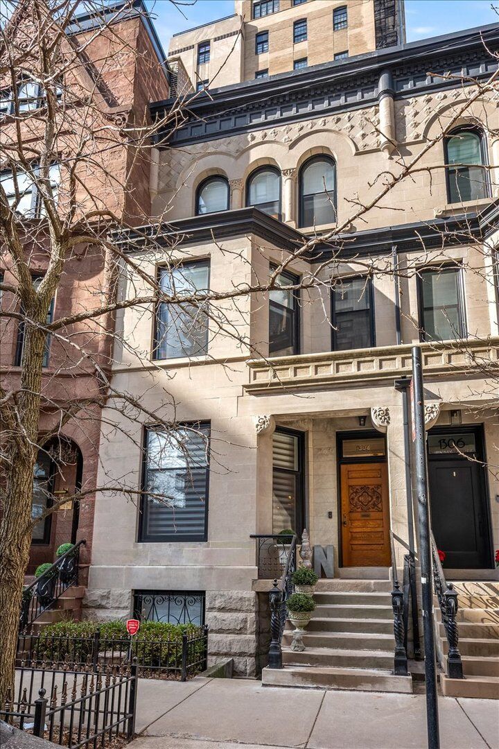 Property Photo: 1304 N Ritchie Court IL 60610