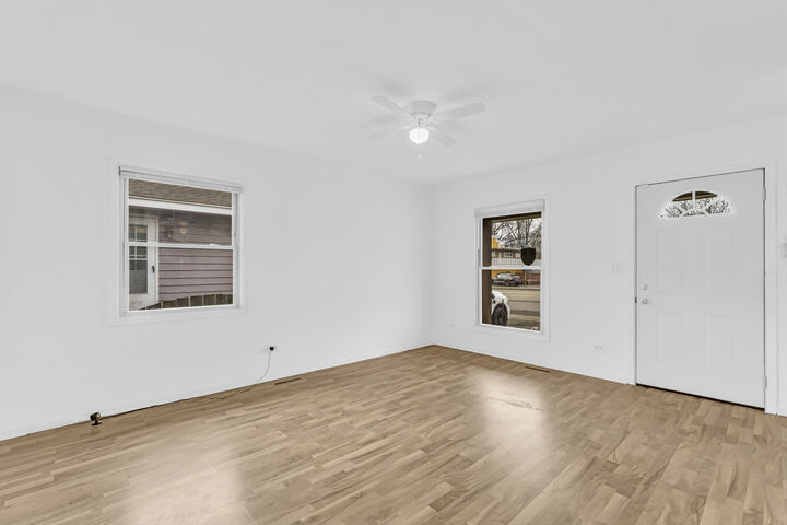 Property Photo:  1321 N Cedar Lake Road  IL 60073 