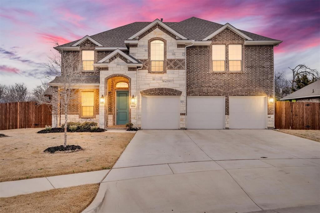 Property Photo:  3440 Burning Tree Lane  TX 76065 